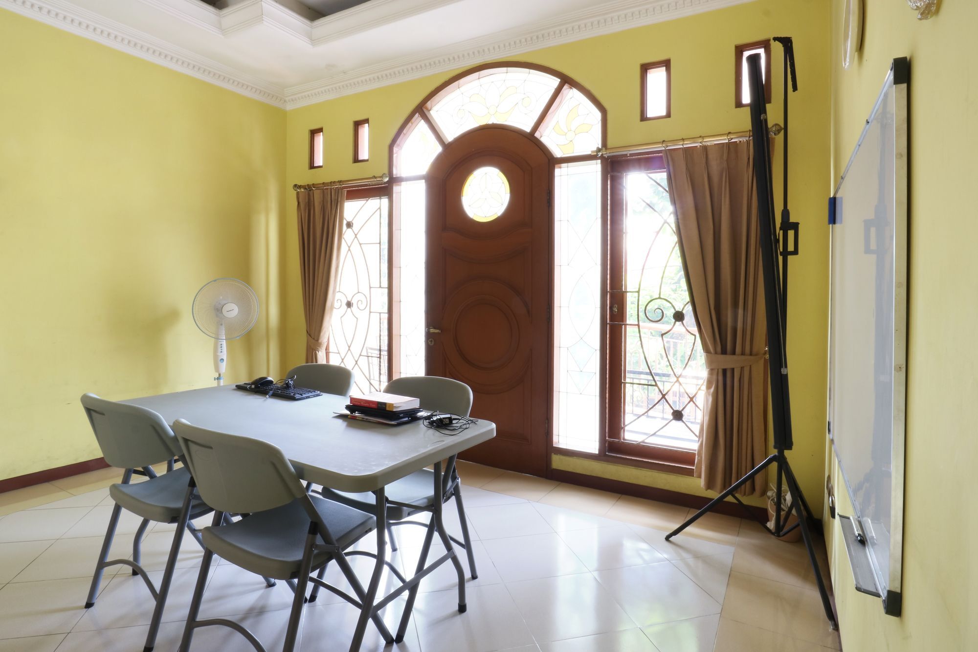 Maharani Guesthouse Tebet Syariah Jakarta Exterior foto